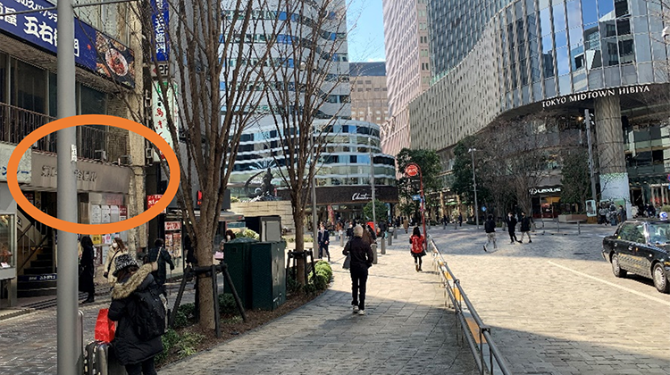 右手正面に「東京ミッドタウン日比谷」が見えてきます。骨盤王国は左手に見える「第二日比谷ビル」になります。