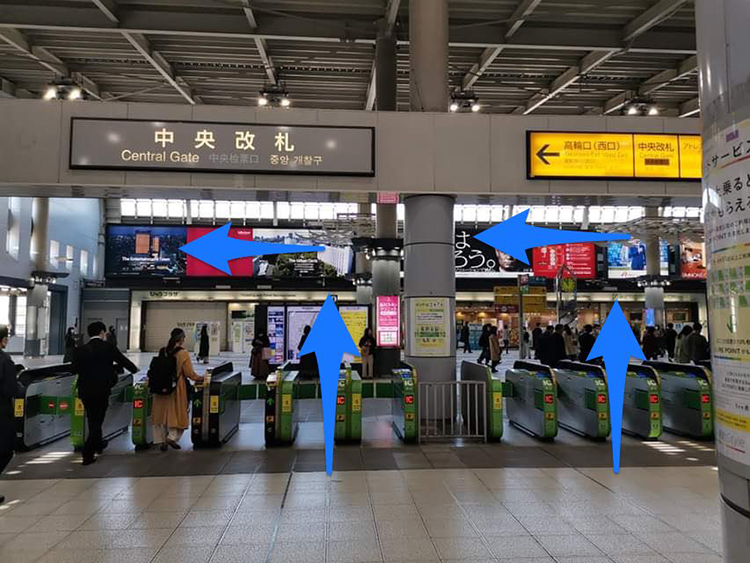 品川駅中央改札口を出て左に向かってください、高輪口（西口）方面です。