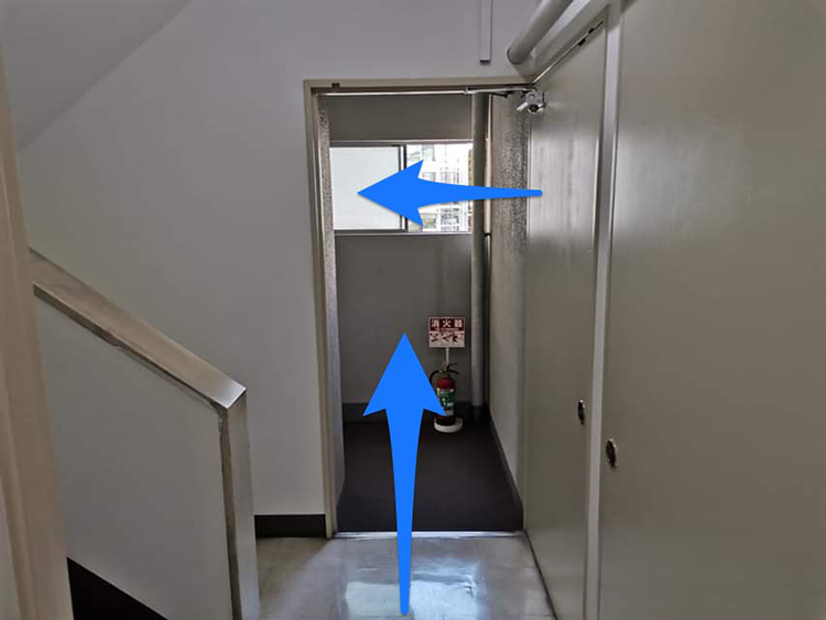 エレベータで3階に行き、左に曲がってください。