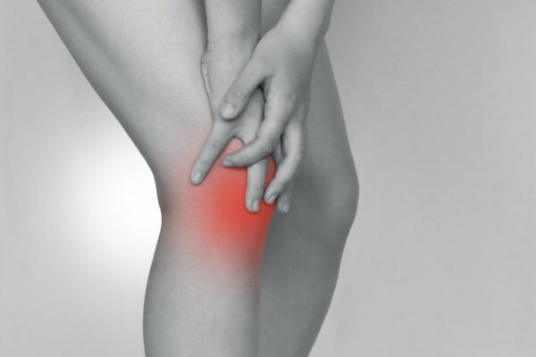 膝の痛みが改善されず強くなっている方。変形性膝関節症かもしれません。